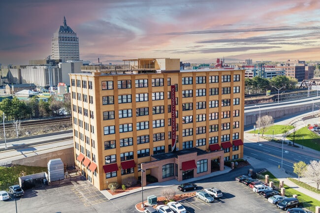 Building Photo - Buckingham Commons
