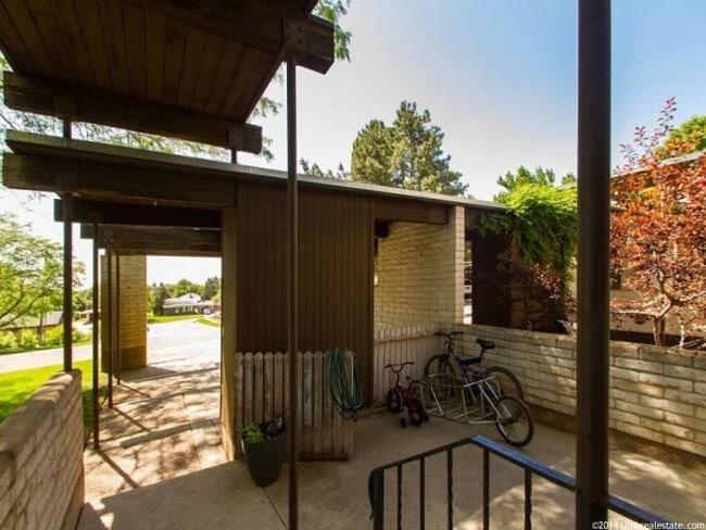 Building Photo - Mountain Privacy, City living