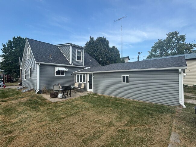 Building Photo - RENT REDUCED for 2025-2026!!! Beautiful 6 bedroom, 2 bath house just south of downtown Iowa City