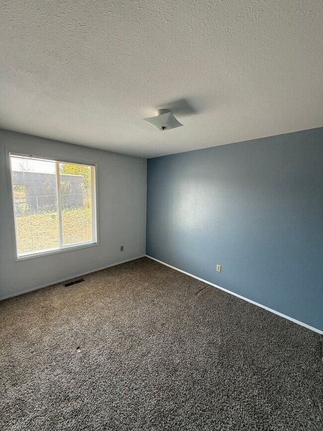 Building Photo - Charming 3-Bedroom, 2-Bathroom with Large ...