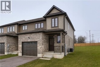 Building Photo - 184 Links Cres