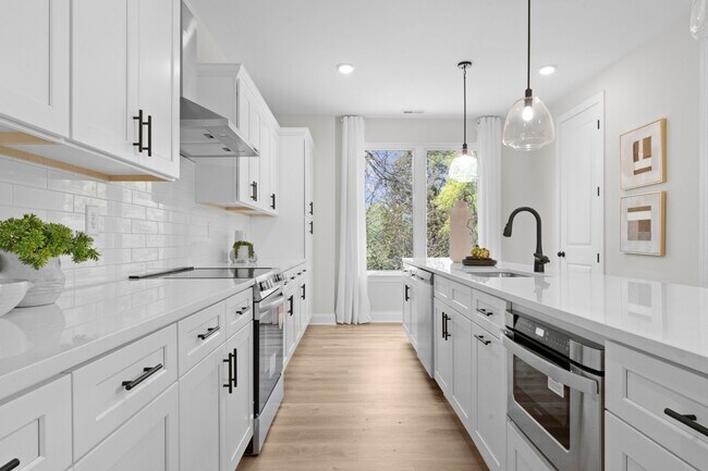 Building Photo - Brand New 3BR/3.5BA Townhome in Charlotte