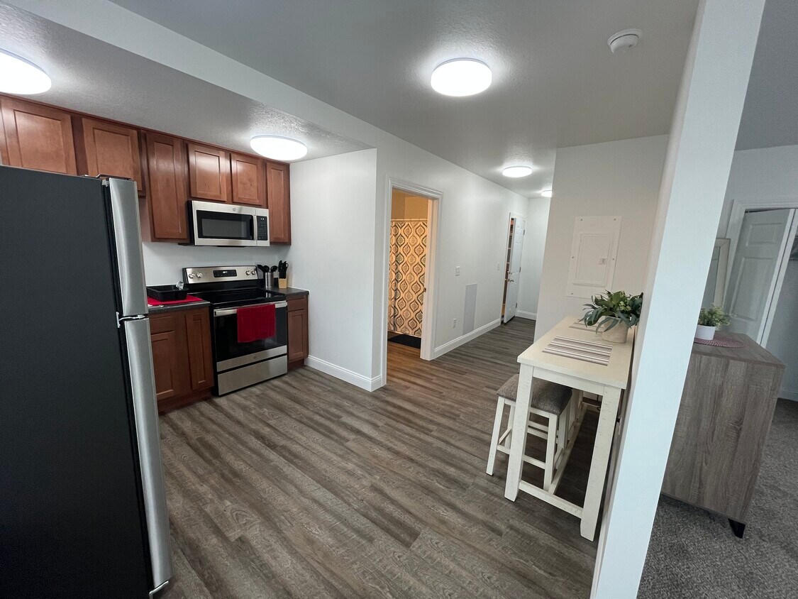 Foto principal - 241 W 8th St