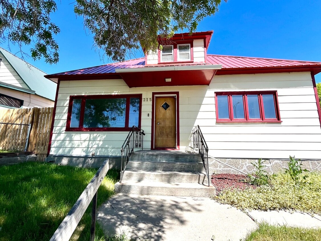 Foto principal - Charming 2 Bed, 1 Bath Home with Modern Co...