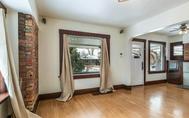 Foto del edificio - "Charming 2-Bedroom Retreat with Hardwood ...