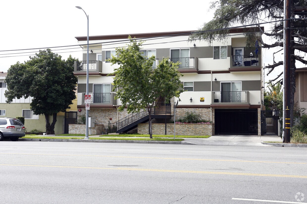 Building Photo - 13748 Sherman Way