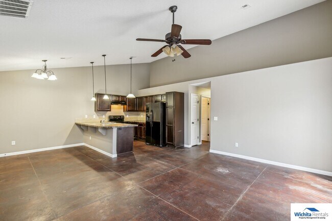 Building Photo - 3 bedroom, 2 bath duplex