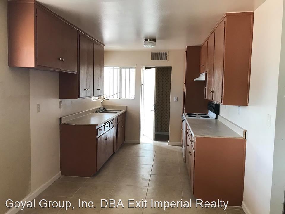 Primary Photo - 4 br, 2 bath House - 898 W. Pico Ave.