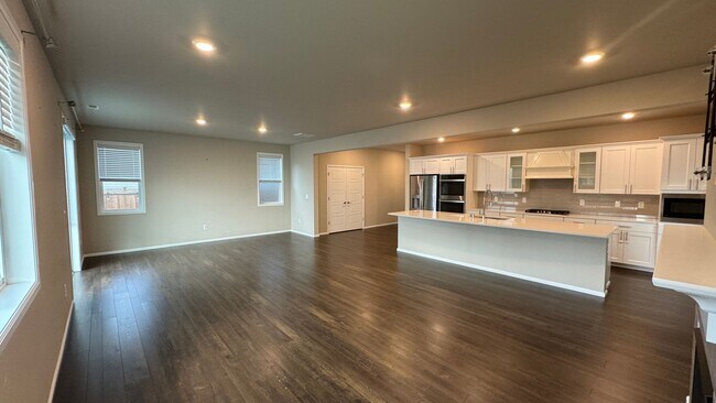 Building Photo - Beautiful 5 bedroom, 3 bath home in Maple ...