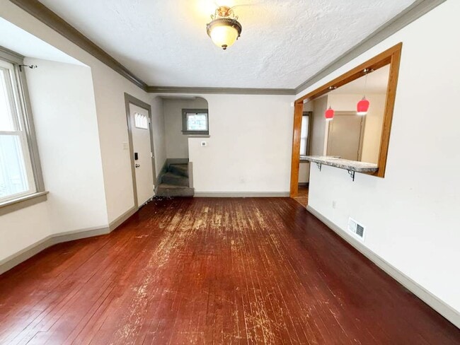 Building Photo - 2 BED, 1 BATH BEAUTIFIL SINGLE-FAMILY HOME IN EUCLID!