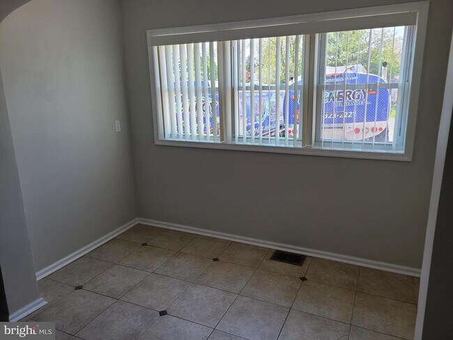 Building Photo - 1376 Easton Rd