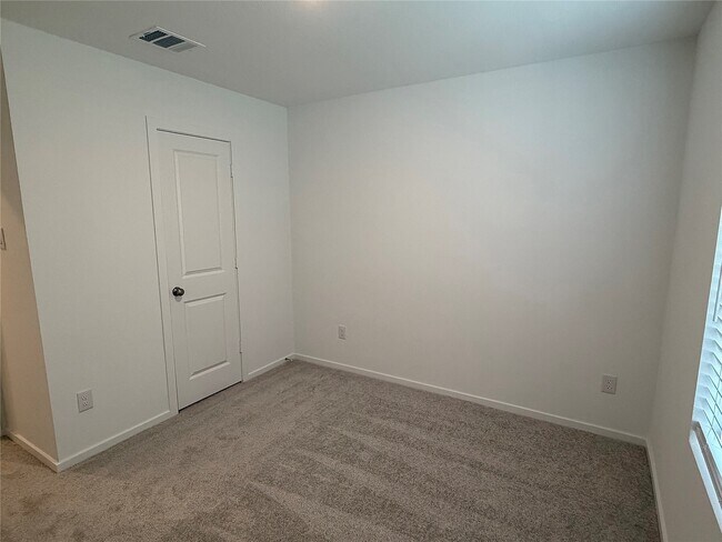 Building Photo - 940 Woodhaven Lks Dr