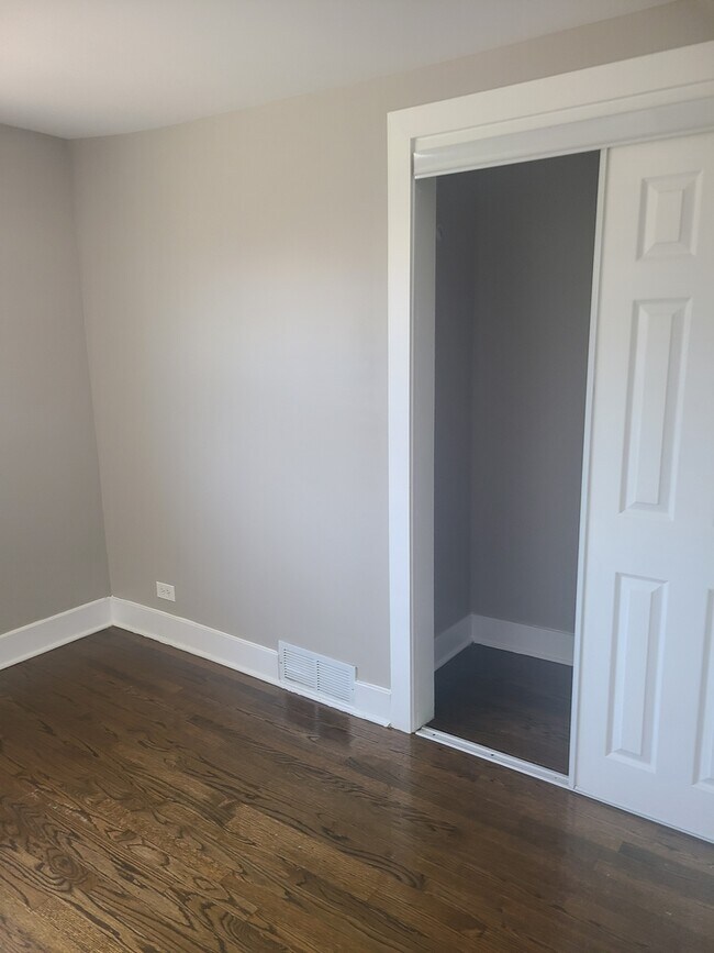 Foto del edificio - 2432 E 73rd St