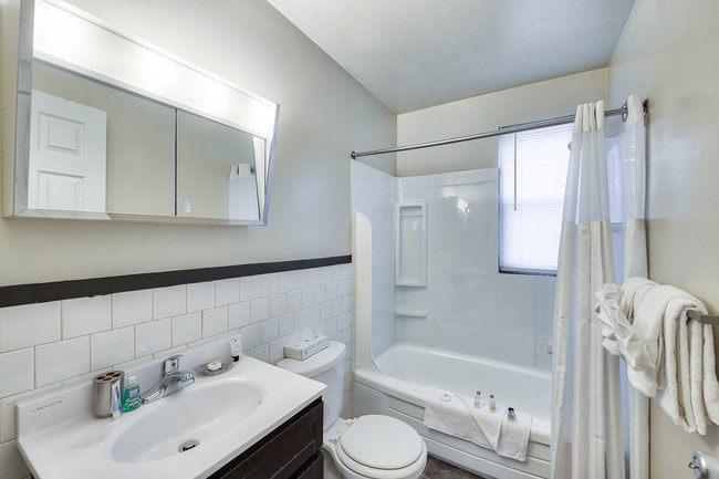 Building Photo - Northwest Townhomes