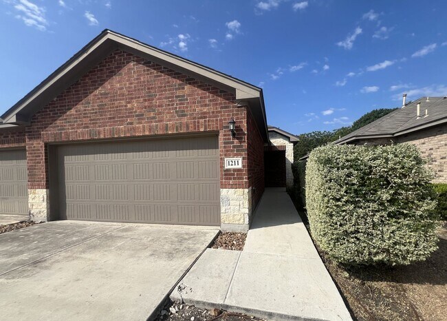 Foto del edificio - Less than 1 Mile to Gruene / Fridge Included/ Gas Cooking / Covered Patio / CISD