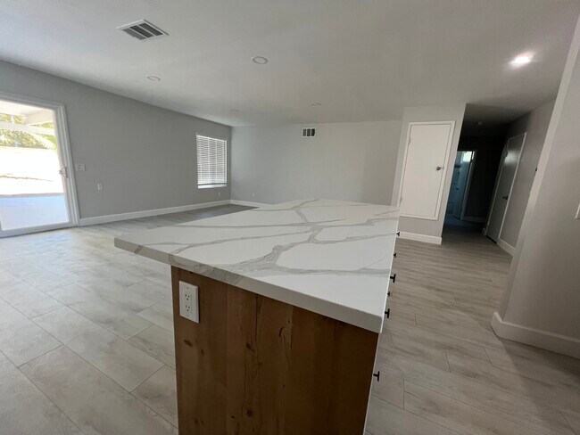 Foto del edificio - 7561 Donna Ave