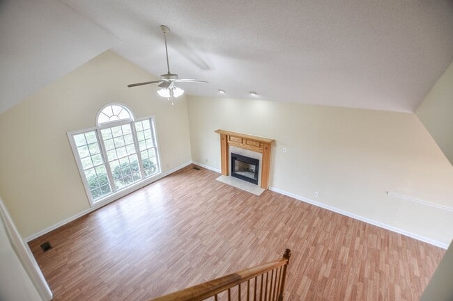 Building Photo - Pet Friendly Three Bedroom!