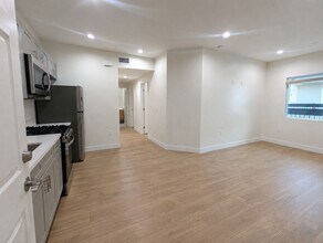 Building Photo - 14411 Vanowen St