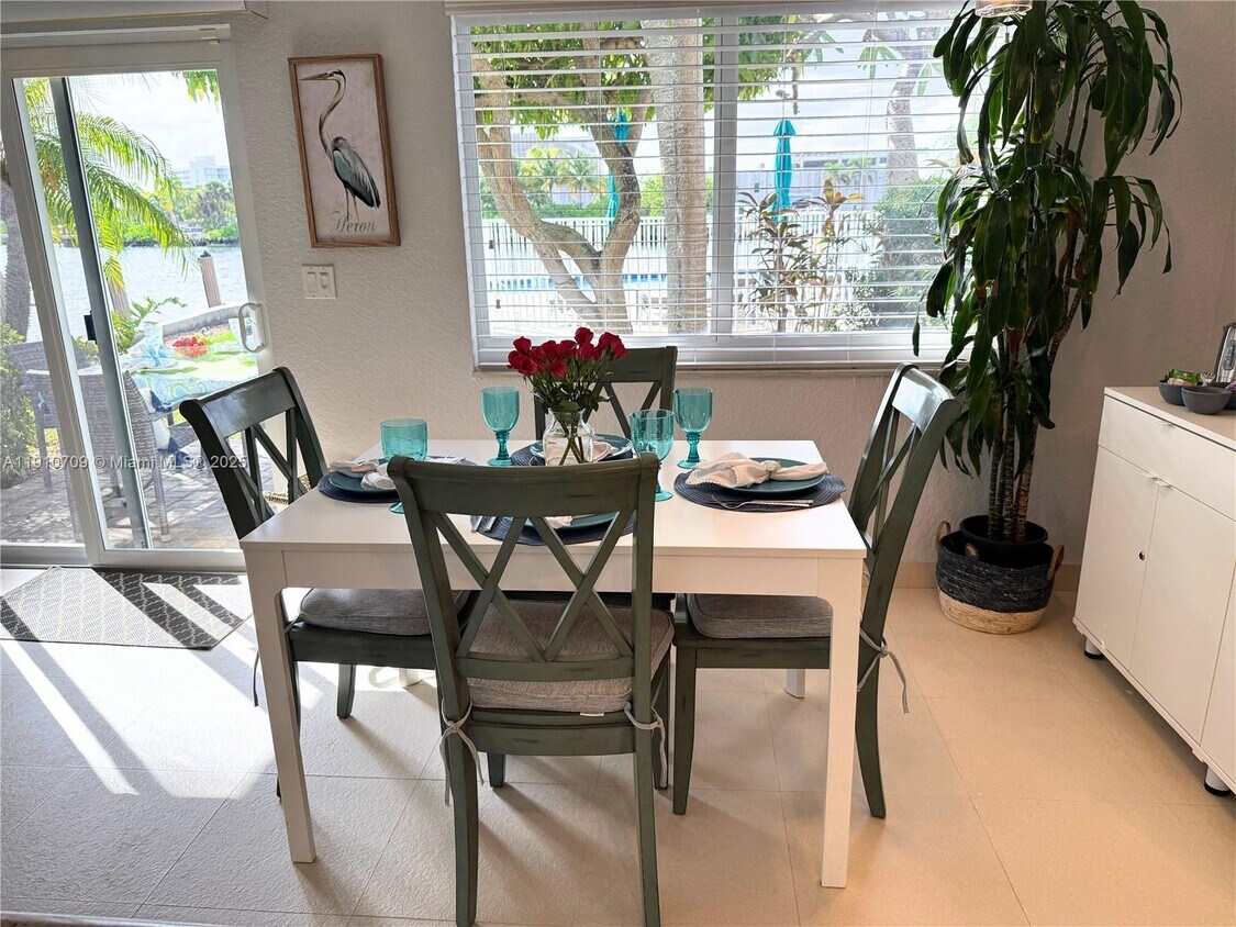 Foto principal - 1705 N Riverside Dr