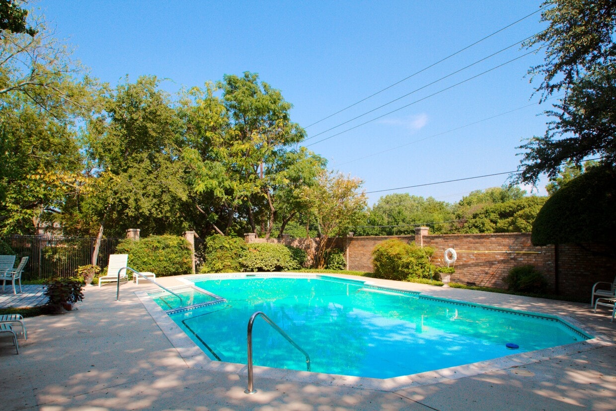 Primary Photo - 2204 W Park Blvd