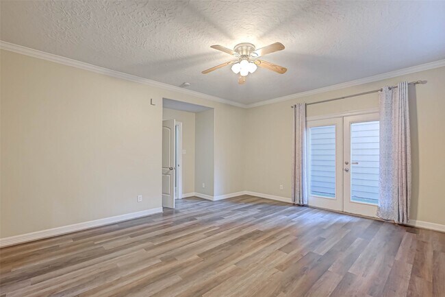 Building Photo - 1002 W 22nd St