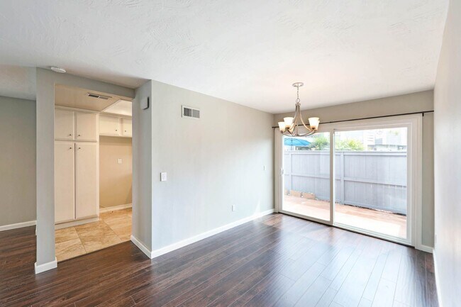 Building Photo - Spacious end unit-3 bedroom townhome in a prime Costa Mesa location
