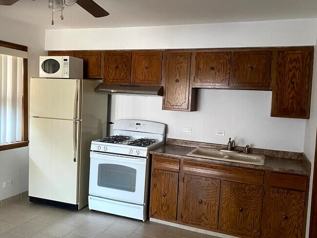 Building Photo - 2902 S Lowe Ave