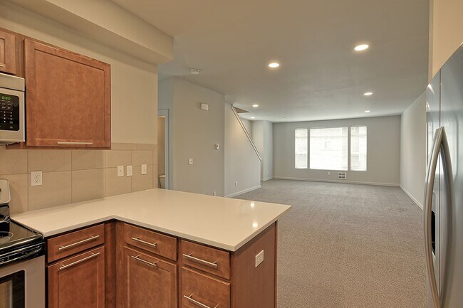 Foto del edificio - Spacious 4 Bdrm Townhome - Available Now!