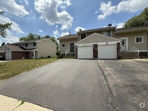 Building Photo - 1711 Bell Dr