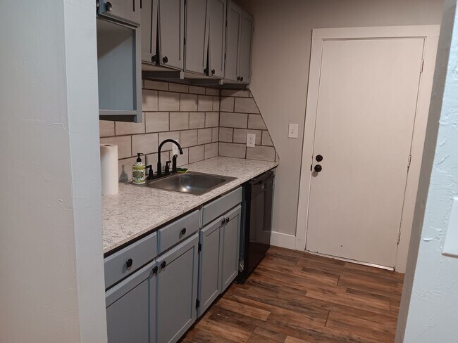 Building Photo - Remodeled & Cozy