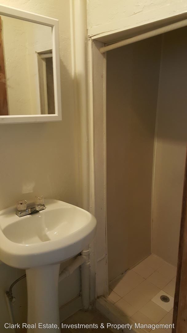 Building Photo - 460 E 7th St