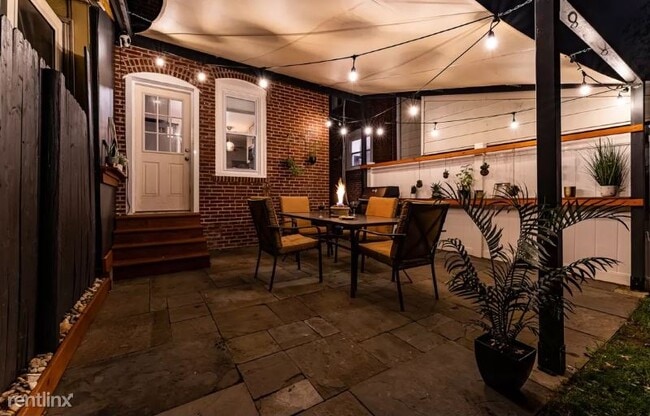 Building Photo - 2 br, 1 bath Townhome - 530 N Chestnut St