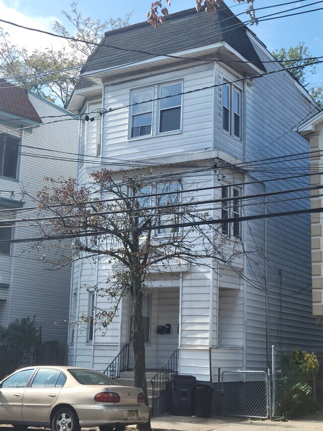 Front - 31 Stuyvesant Ave