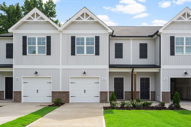 Building Photo - 3 Bedroom Townhome in Smithfield!