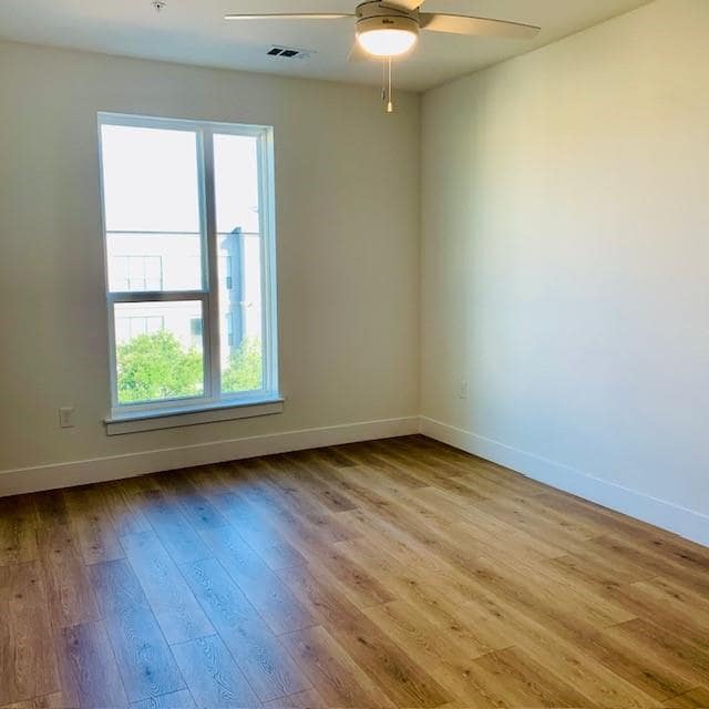 Foto del edificio - 1701 Simond Ave