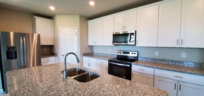 Foto del edificio - 2-YEARS OLD/LIKE NEW!!! 4-Bedroom, 2-Bathr...