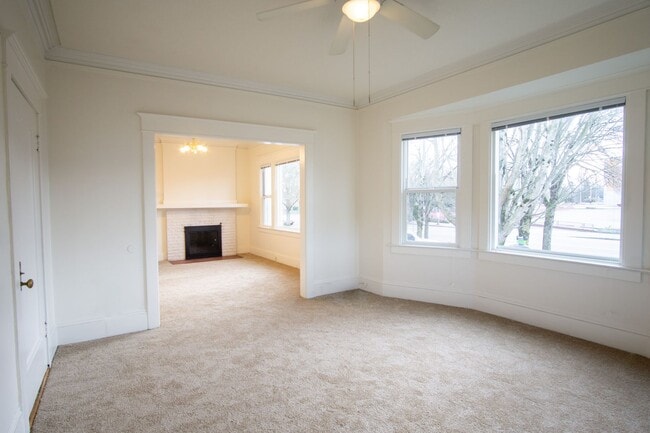 Building Photo - Gorgeous 2-Bedroom Corner Flat in 1911 Fou...