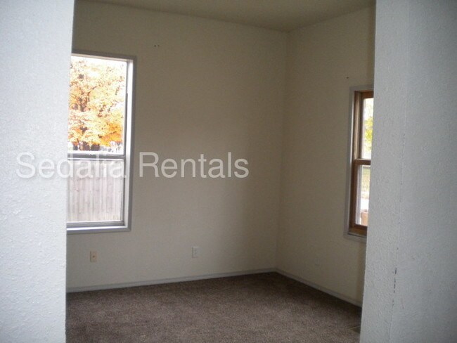 Foto del edificio - Large 4 bed, 2.5 bath pet friendly home