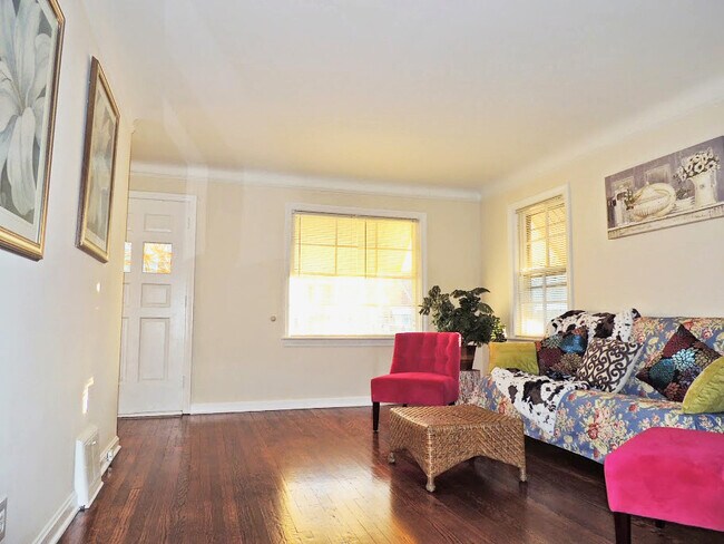 Building Photo - 3 Bedroom - 1.5 Bathroom Home for Rent!