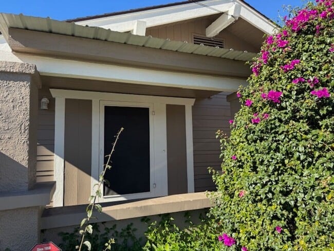 Foto del edificio - 3811 E 10th St