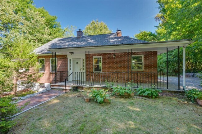 Foto del edificio - Classic Brick Multi-Level Home with Backya...