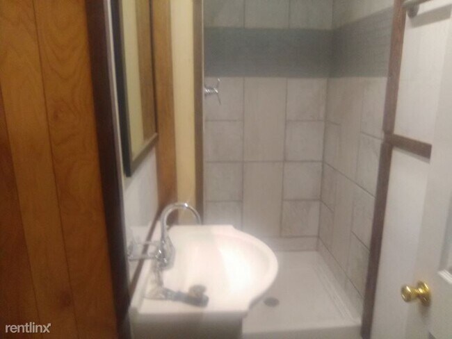 Foto del edificio - 4 br, 2 bath House - 624 Roberts Avenue