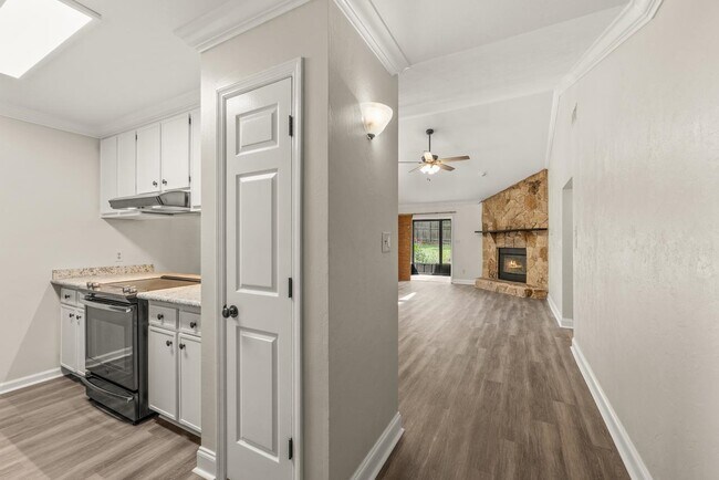 Foto del edificio - 2556 Panther Creek Rd