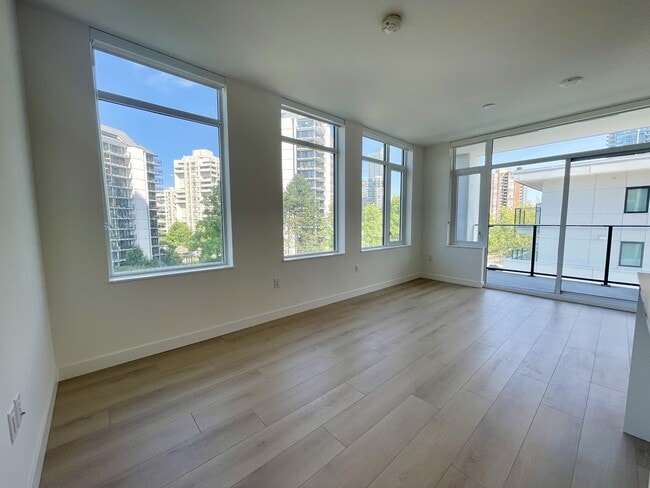 Building Photo - 6468 Willingdon Ave