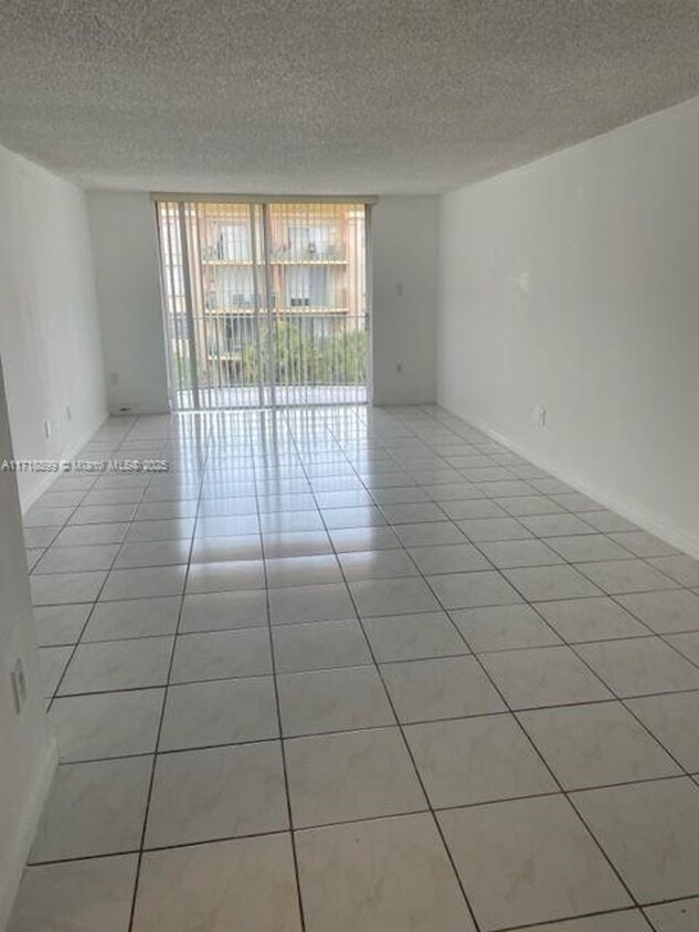 Foto principal - 9310 Fontainebleau Blvd