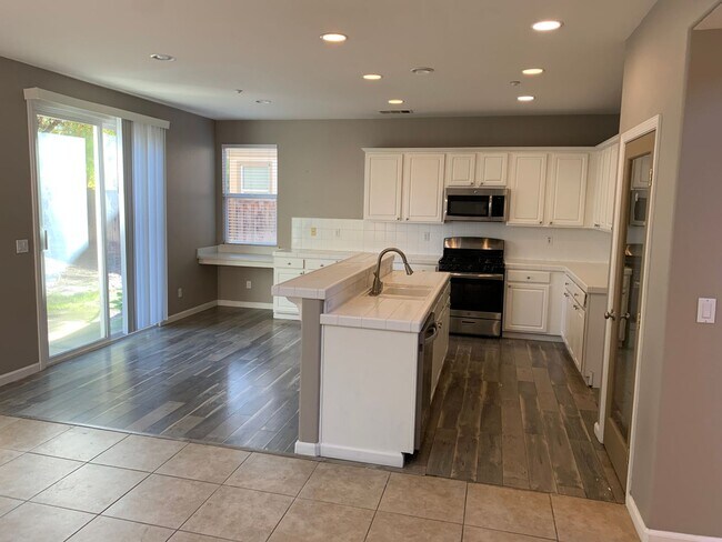 Building Photo - Beautful 4 Bedroom, 2.5 Bath Deer Ridge Ho...