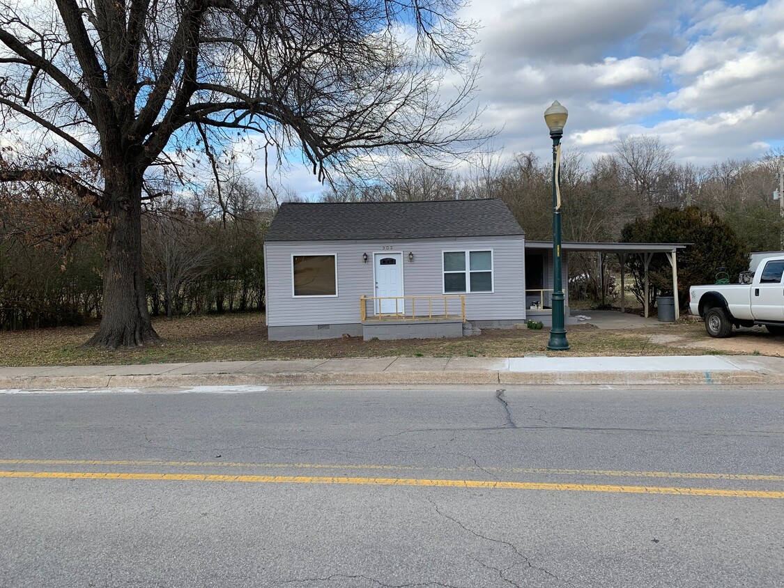 Primary Photo - 903 W University St