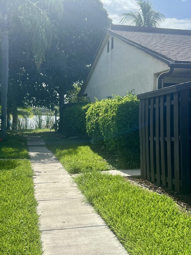 Foto del edificio - 3104 Waterview Cir