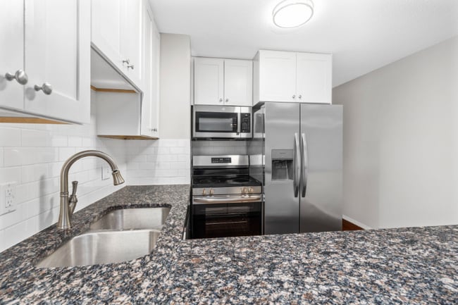 Building Photo - 1013 Fairways Dr