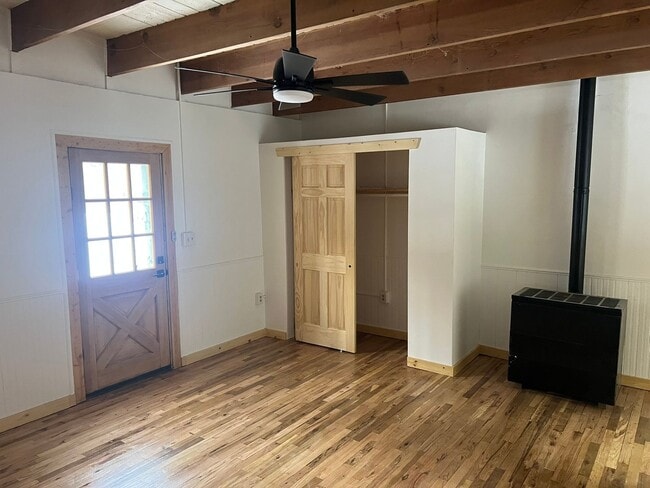 Building Photo - Secluded Creekside One Bedroom